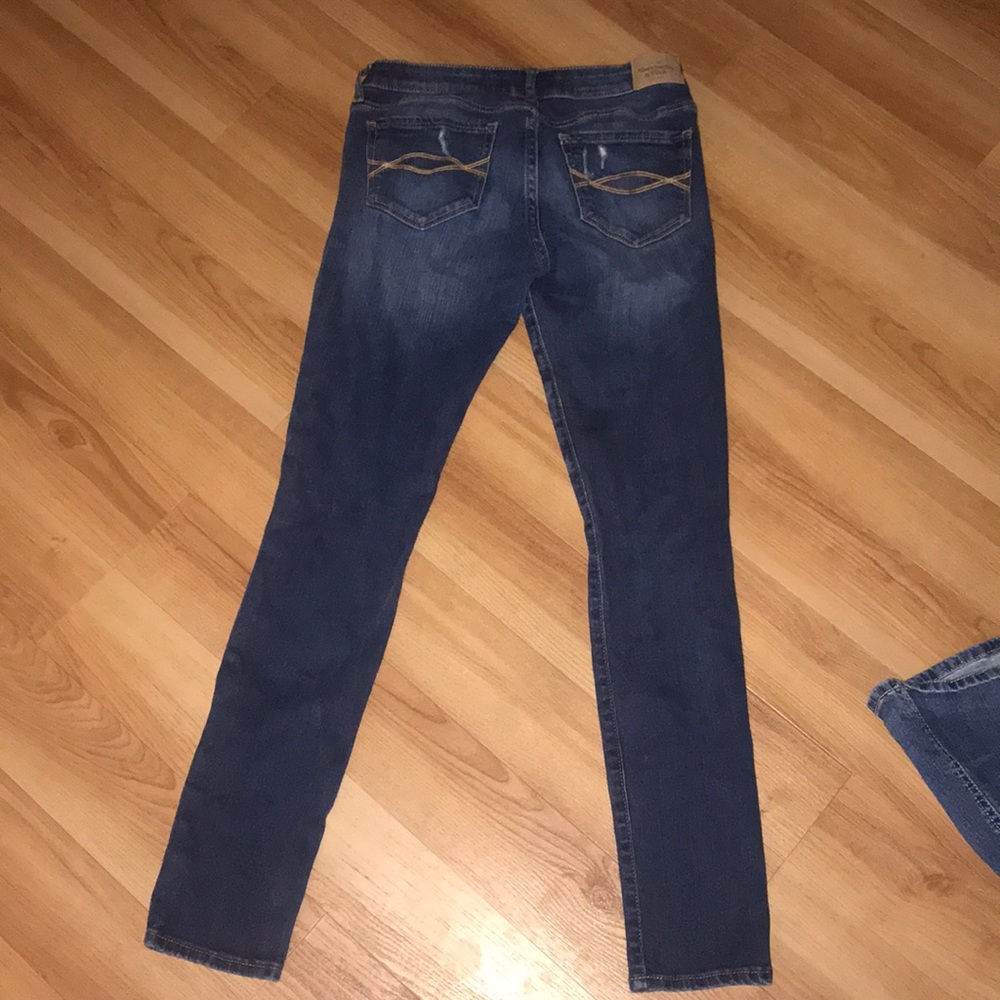 A&F Skinny Jeans w/ Holes (Size: 2 Short)
